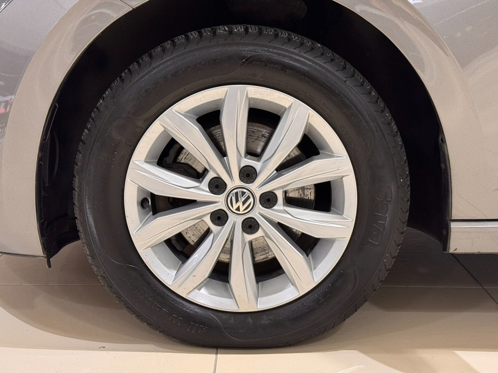 Grå VW Polo fra 2020