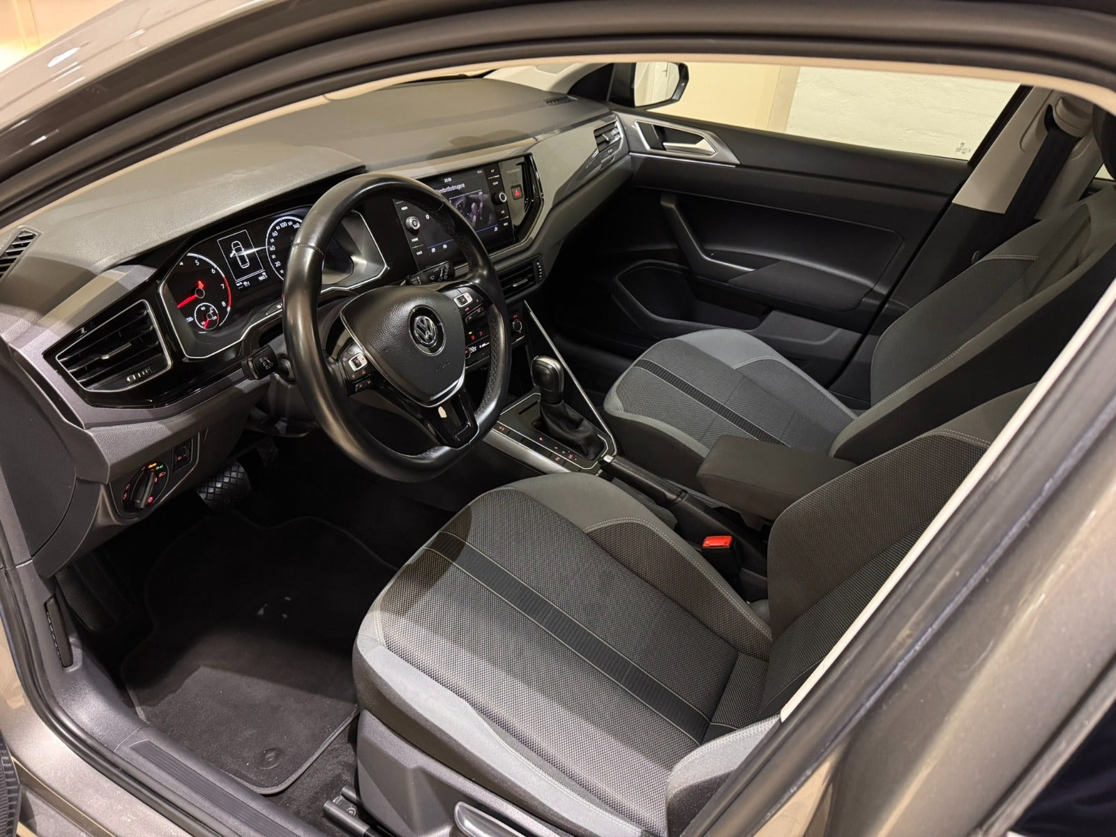 Grå VW Polo fra 2020