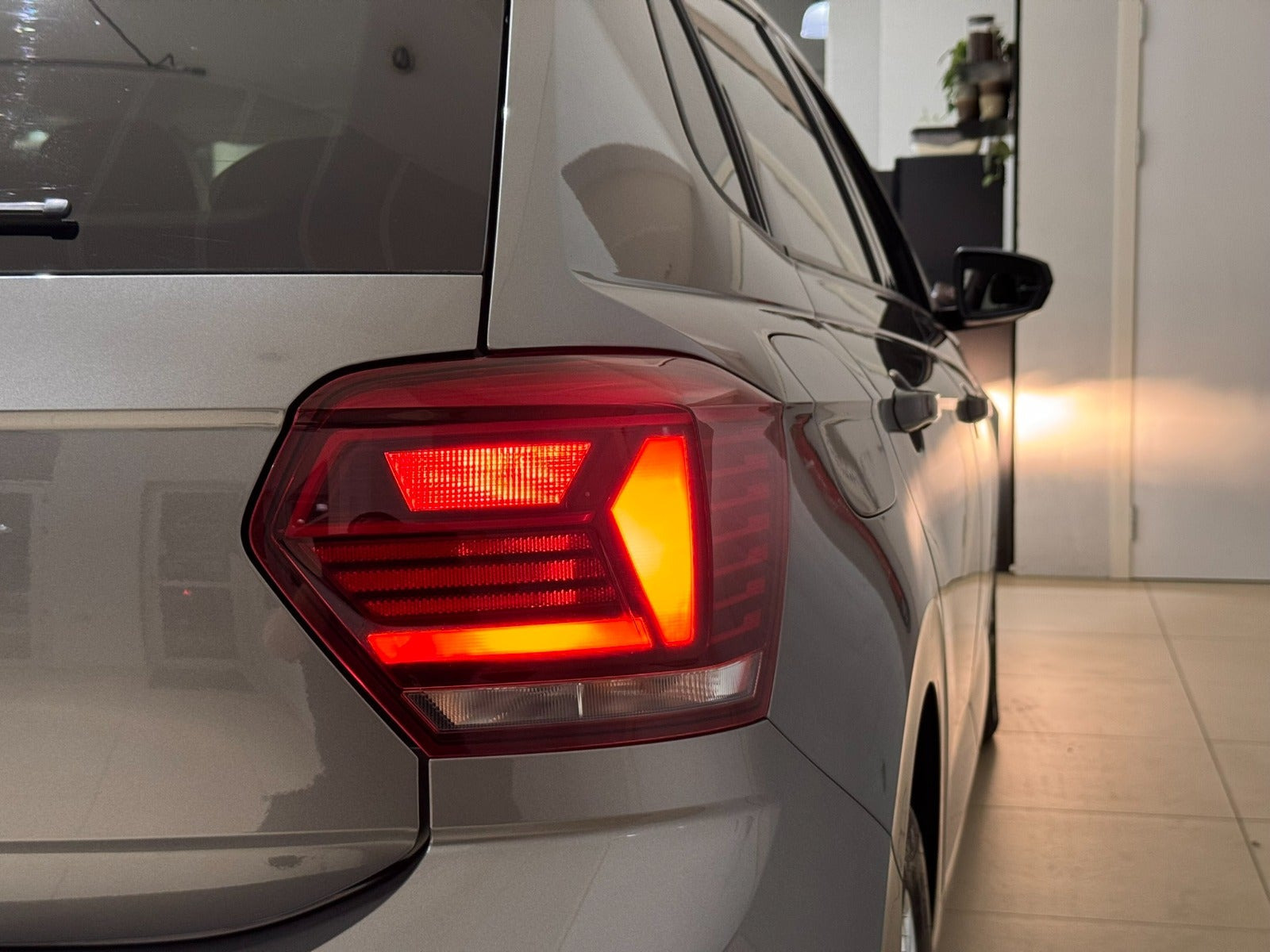Grå VW Polo fra 2020