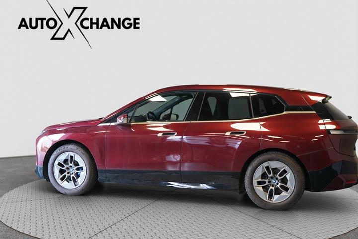 Rød BMW iX fra 2022
