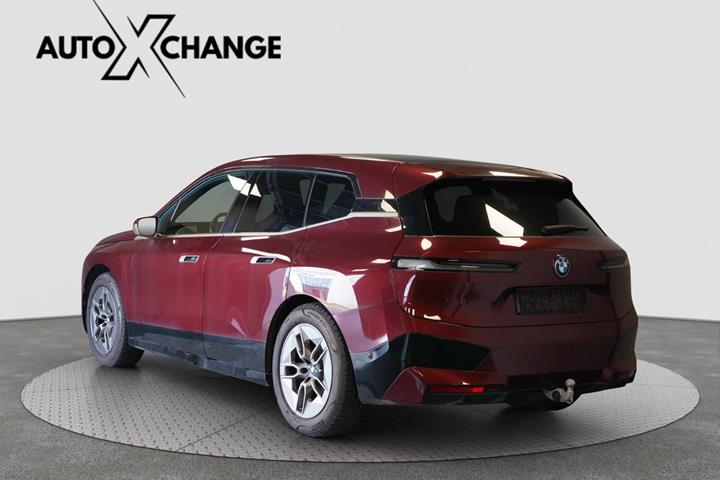 Rød BMW iX fra 2022