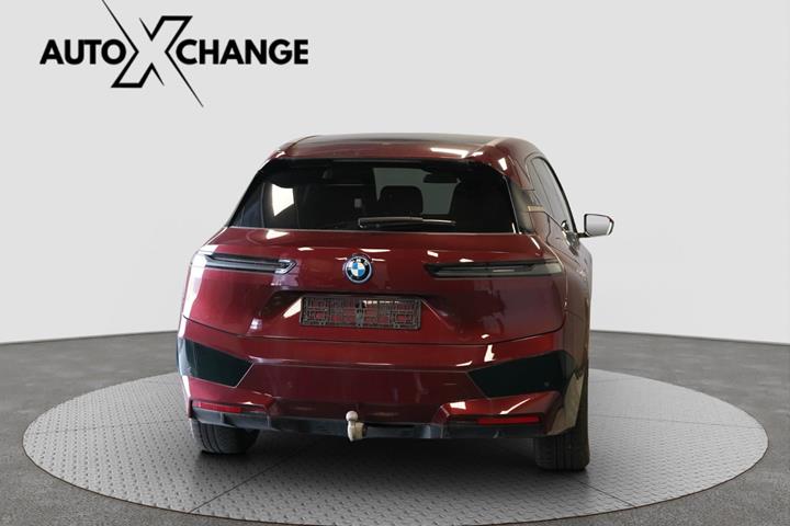 Rød BMW iX fra 2022