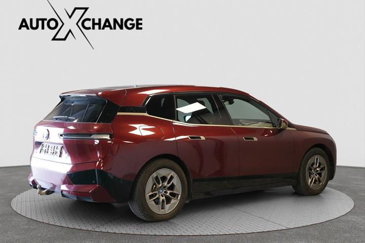 Rød BMW iX fra 2022