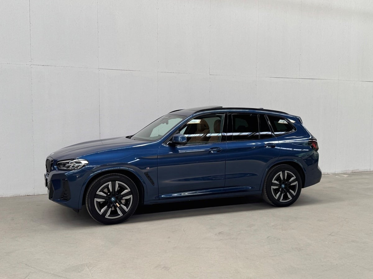Blå BMW iX3 fra 2022