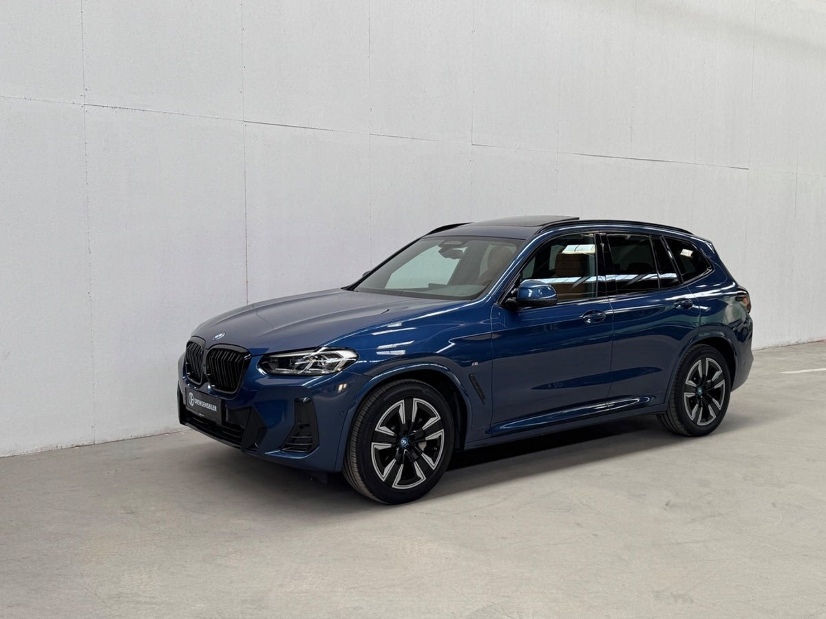 Blå BMW iX3 fra 2022