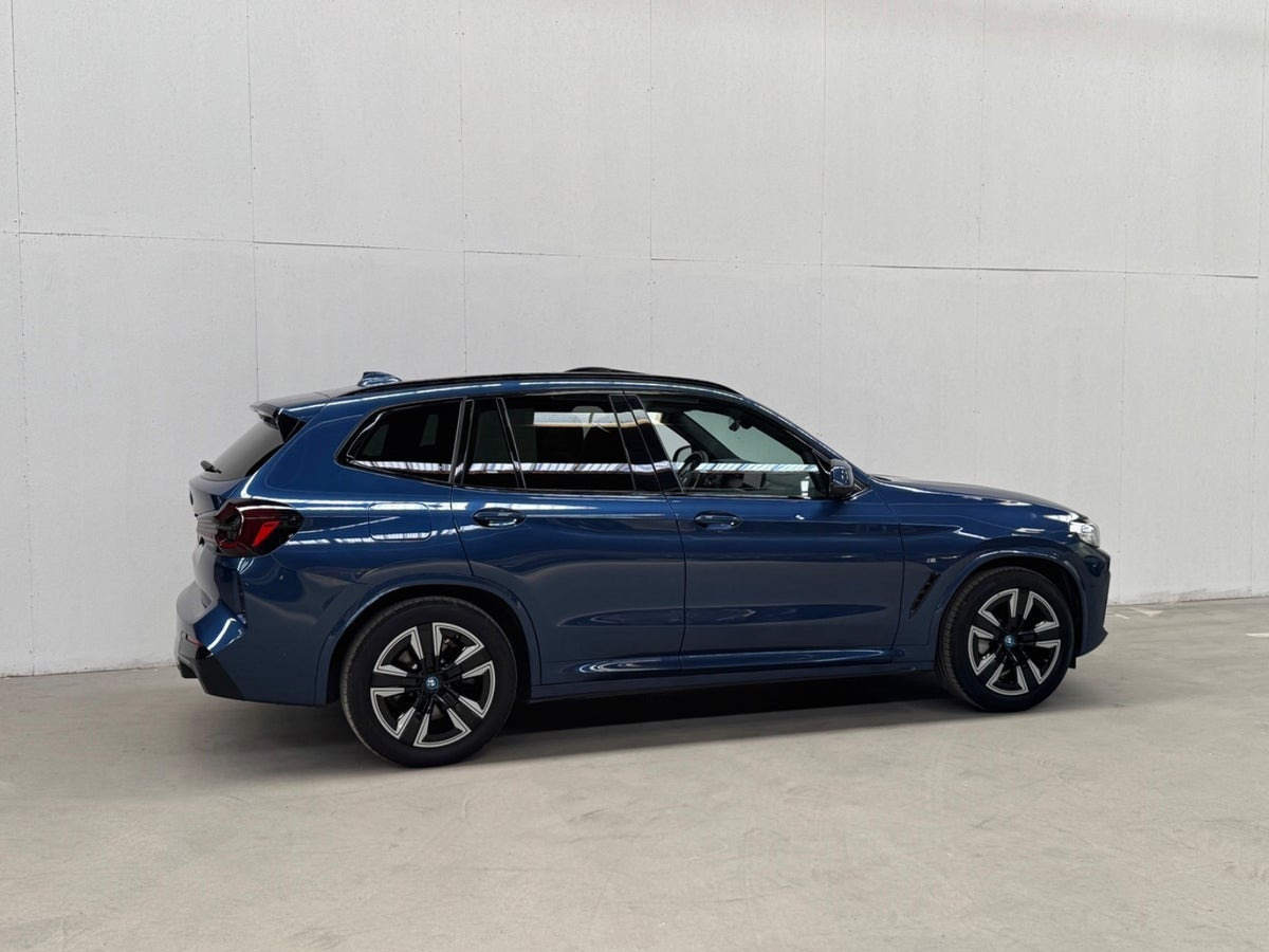 Blå BMW iX3 fra 2022