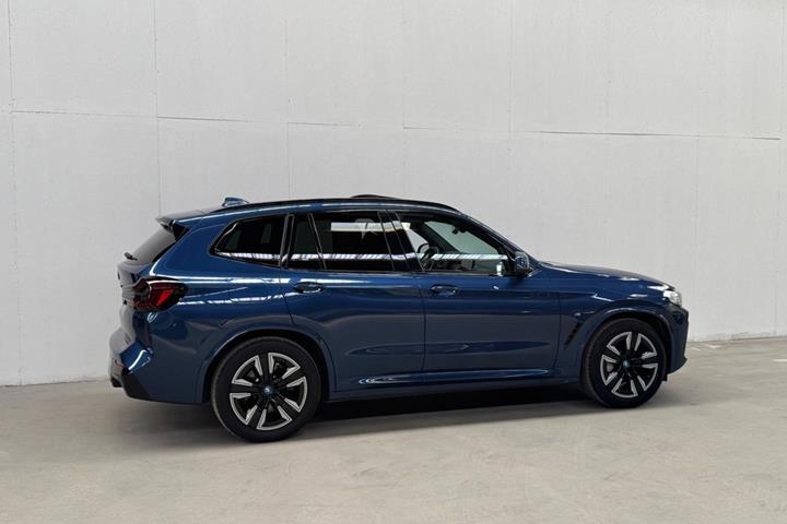Blå BMW iX3 fra 2022