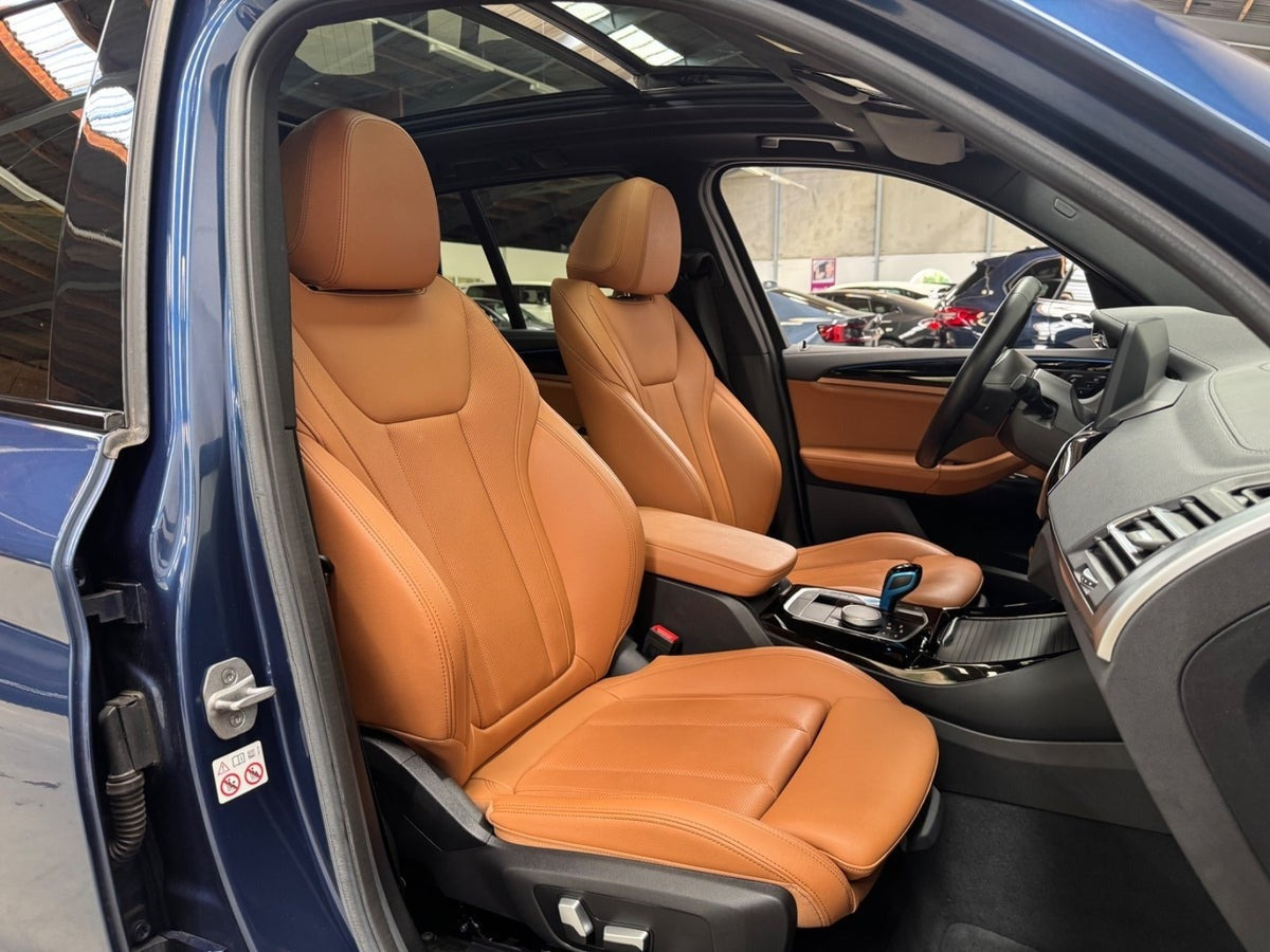Blå BMW iX3 fra 2022