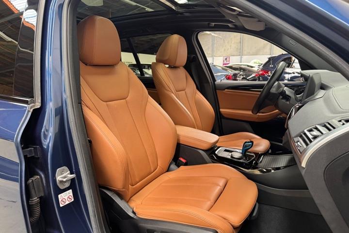 Blå BMW iX3 fra 2022