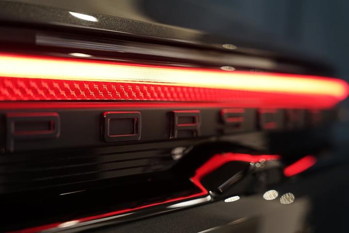 Grå Porsche Macan 4S fra 2025