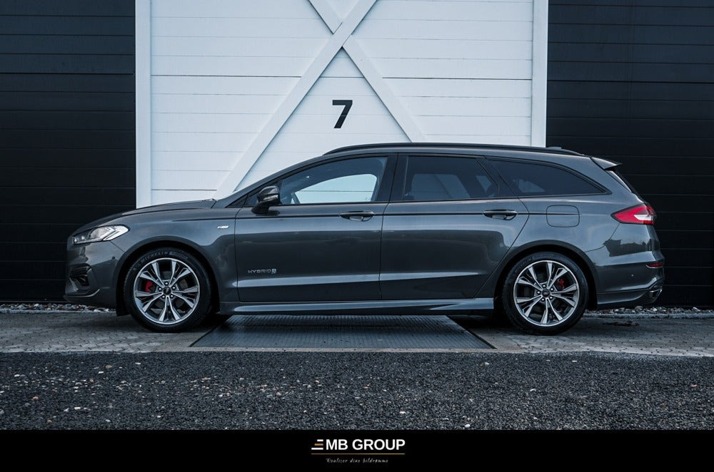 Grå Ford Mondeo fra 2020