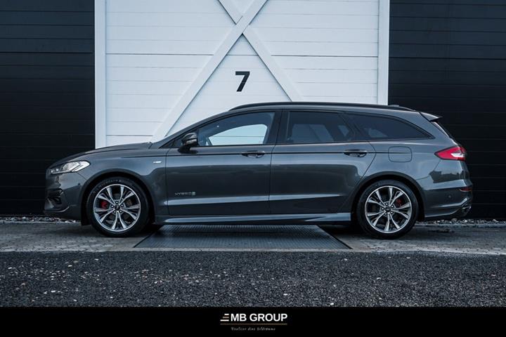 Grå Ford Mondeo fra 2020