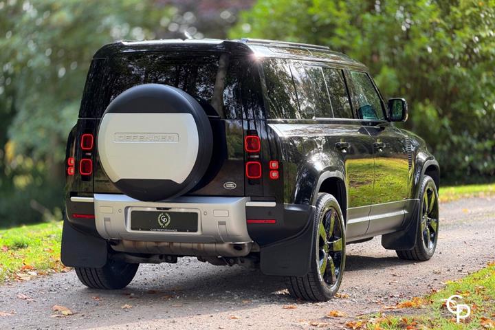 Sort Land Rover Defender 110 fra 2021
