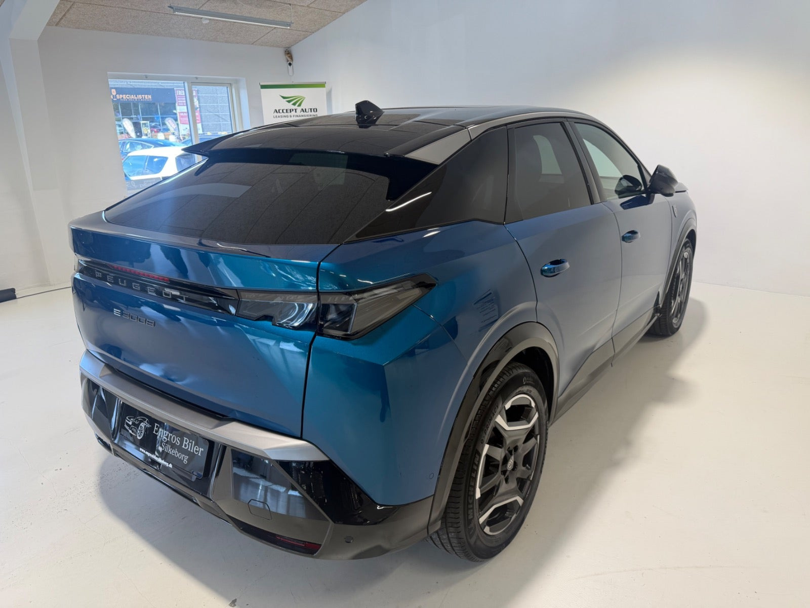 Turquoise Peugeot e-3008 fra 2025