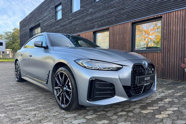 Grå BMW i4 fra 2023
