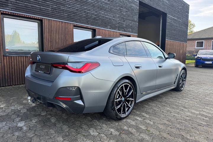 Grå BMW i4 fra 2023