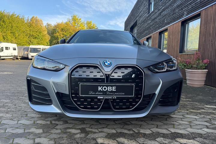Grå BMW i4 fra 2023
