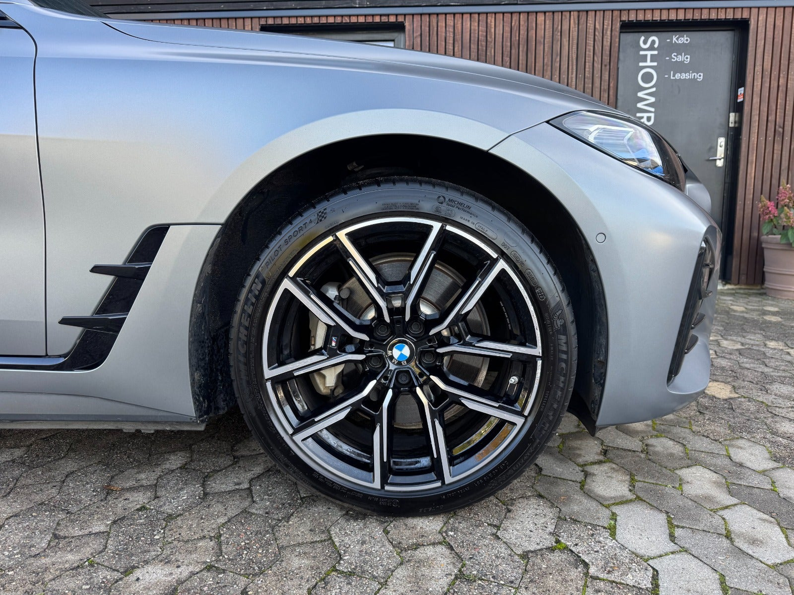 Grå BMW i4 fra 2023