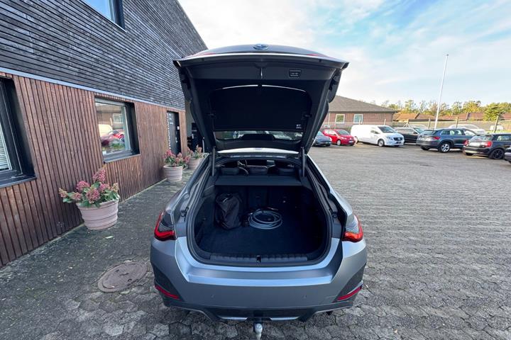 Grå BMW i4 fra 2023