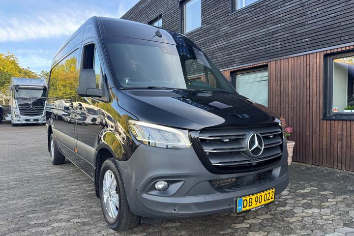 Sort Mercedes Sprinter 319 fra 2021