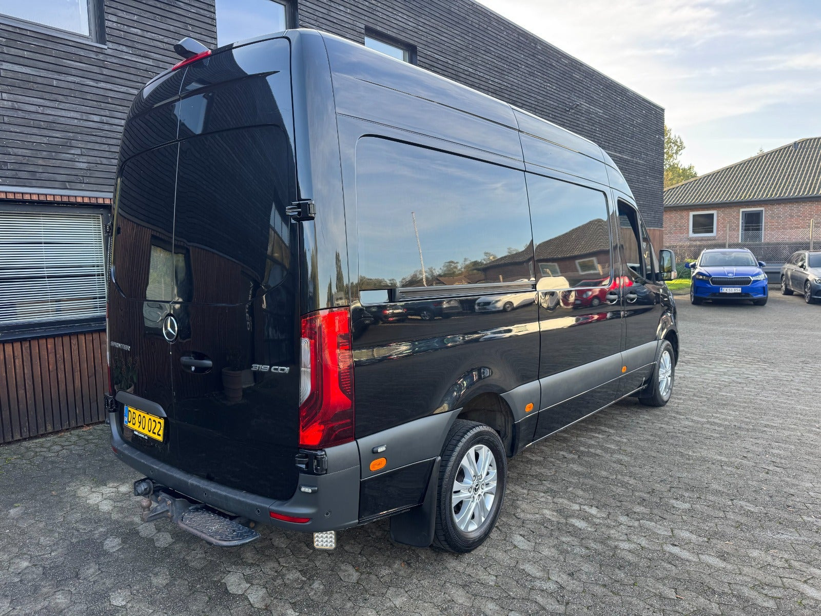 Sort Mercedes Sprinter 319 fra 2021