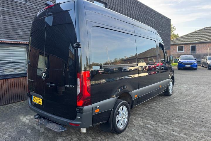 Sort Mercedes Sprinter 319 fra 2021