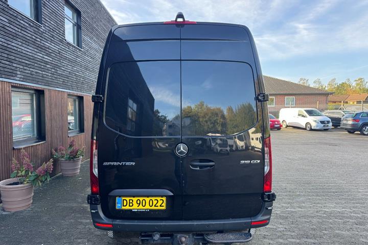 Sort Mercedes Sprinter 319 fra 2021