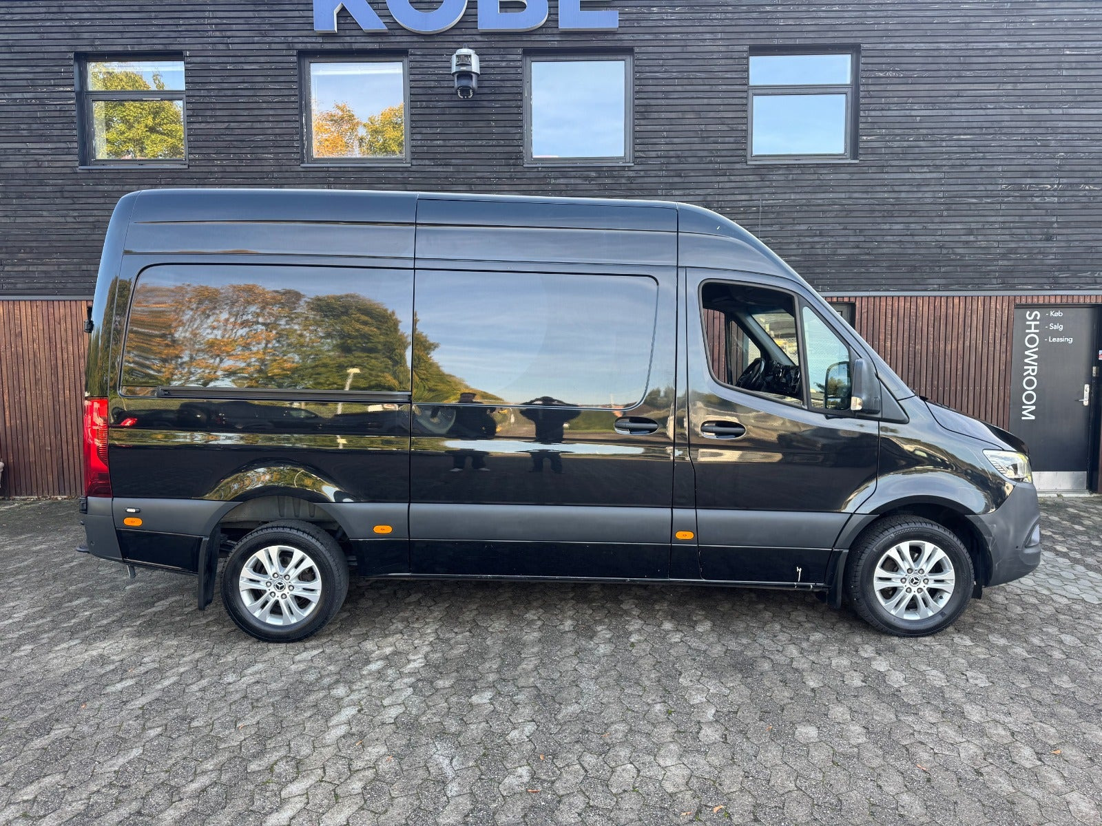 Sort Mercedes Sprinter 319 fra 2021