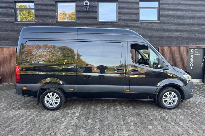 Sort Mercedes Sprinter 319 fra 2021