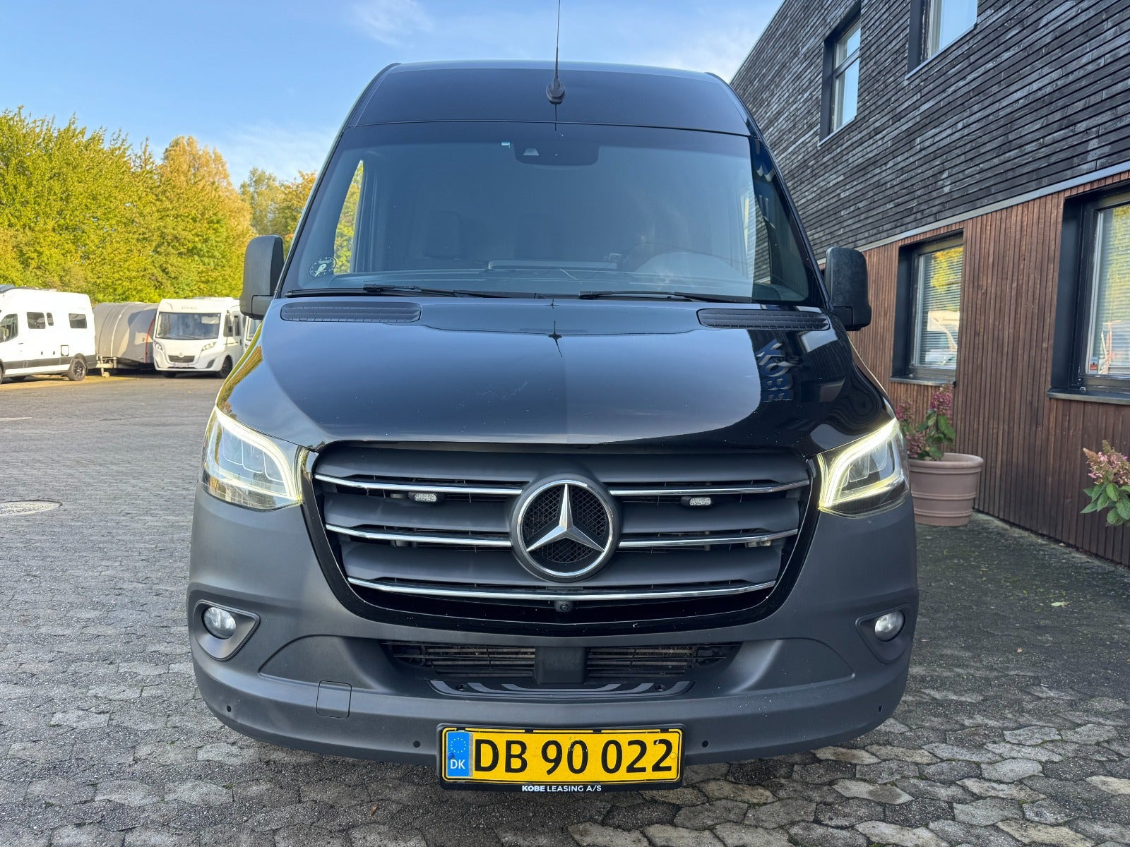 Sort Mercedes Sprinter 319 fra 2021