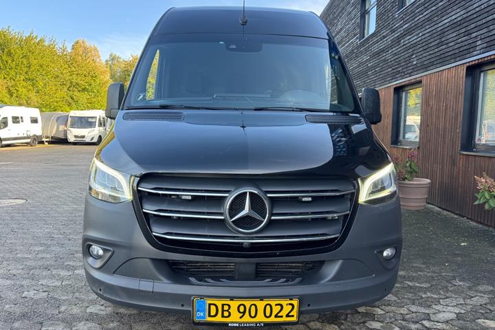 Sort Mercedes Sprinter 319 fra 2021