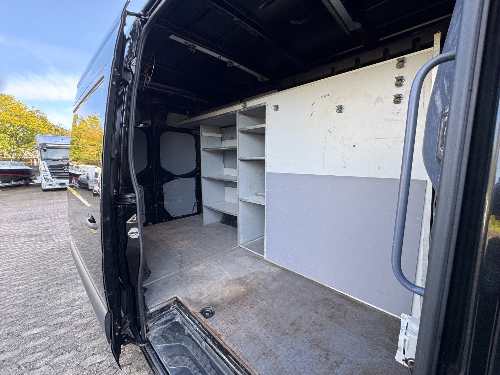 Sort Mercedes Sprinter 319 fra 2021