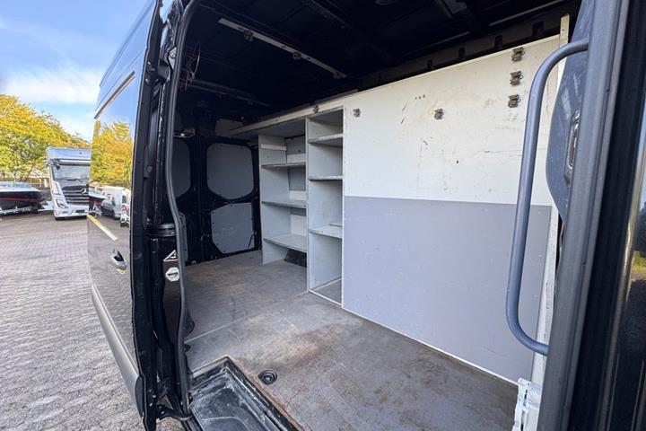 Sort Mercedes Sprinter 319 fra 2021