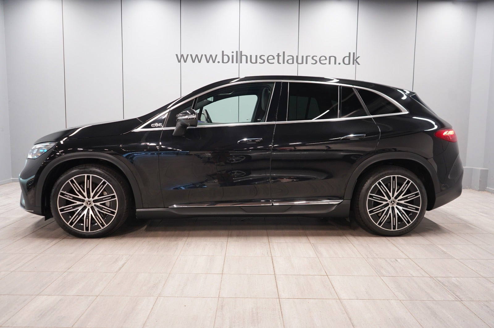 Sort Mercedes EQE350 SUV fra 2023