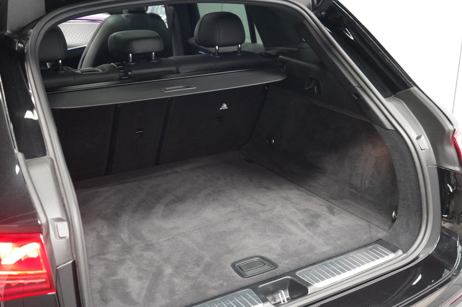 Sort Mercedes EQE350 SUV fra 2023