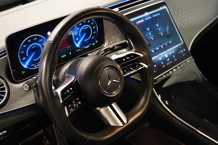 Sort Mercedes EQE350 SUV fra 2023