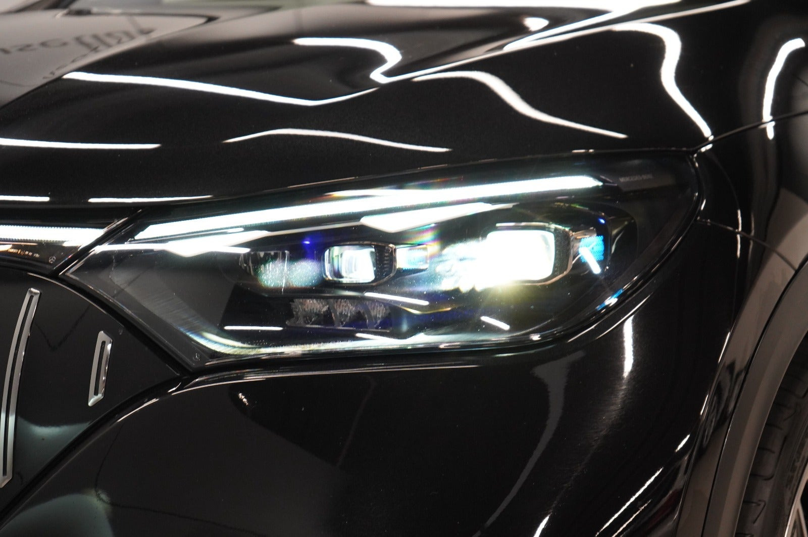 Sort Mercedes EQE350 SUV fra 2023