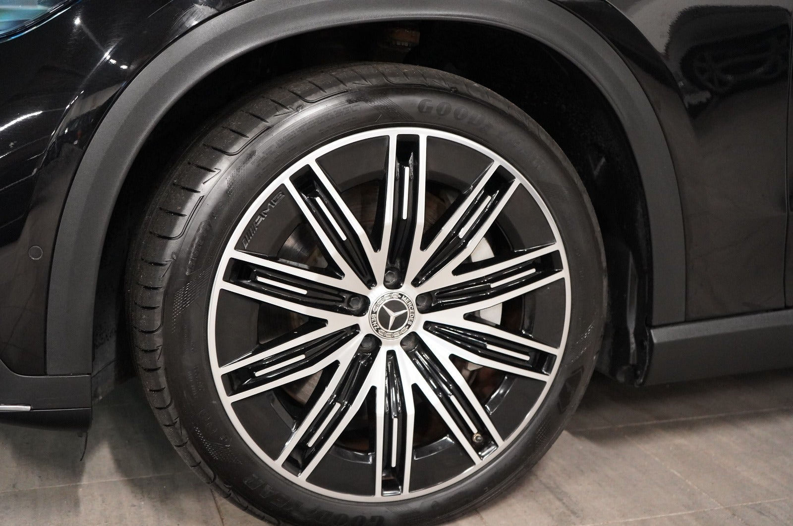 Sort Mercedes EQE350 SUV fra 2023