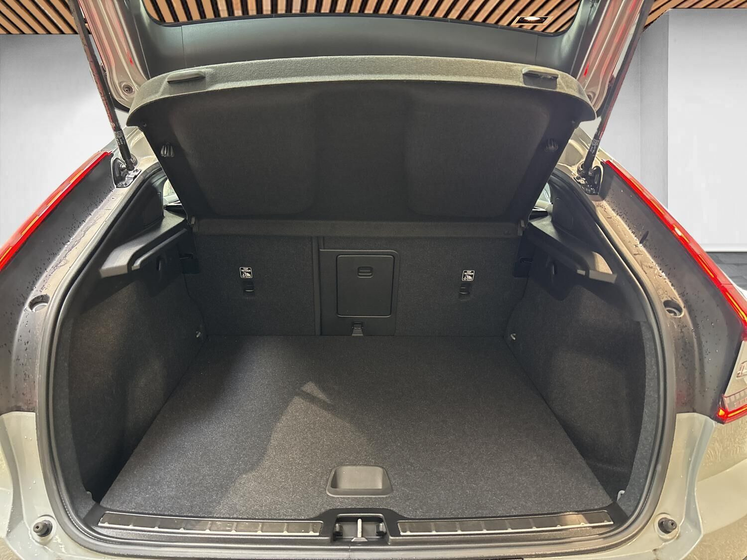 Grå Volvo C40 fra 2024