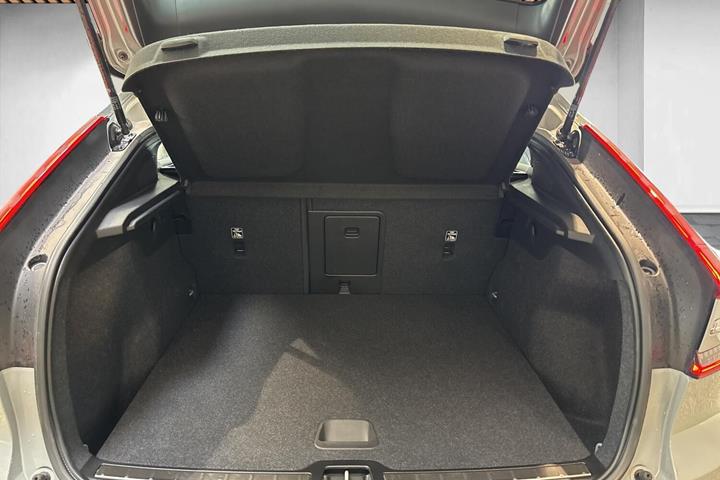 Grå Volvo C40 fra 2024