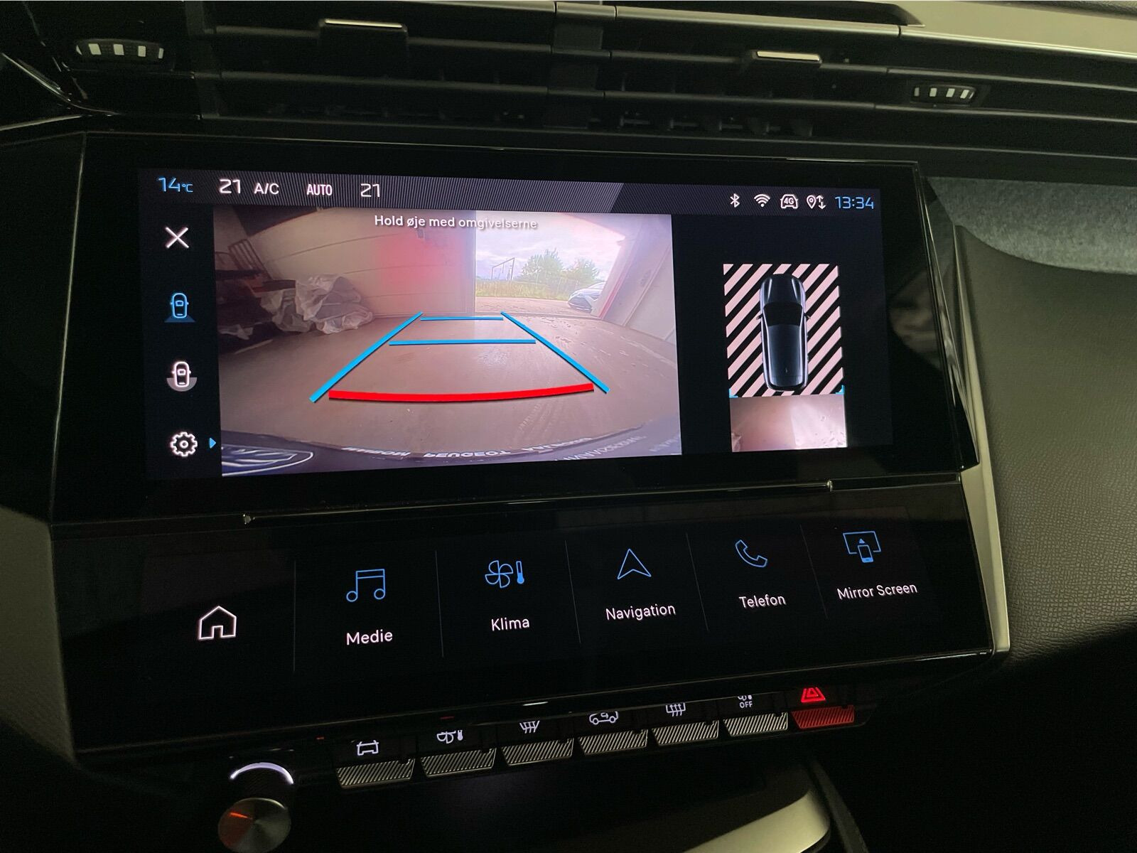 Grå Peugeot 308 fra 2024