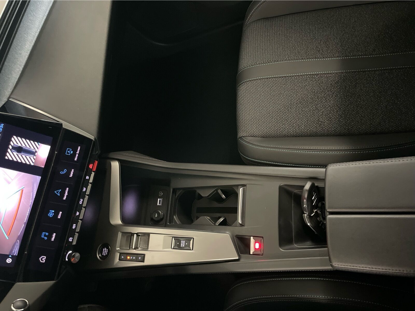 Grå Peugeot 308 fra 2024