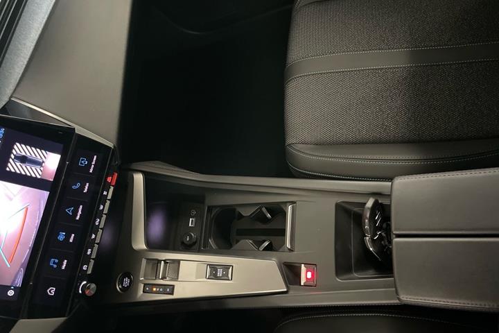 Grå Peugeot 308 fra 2024