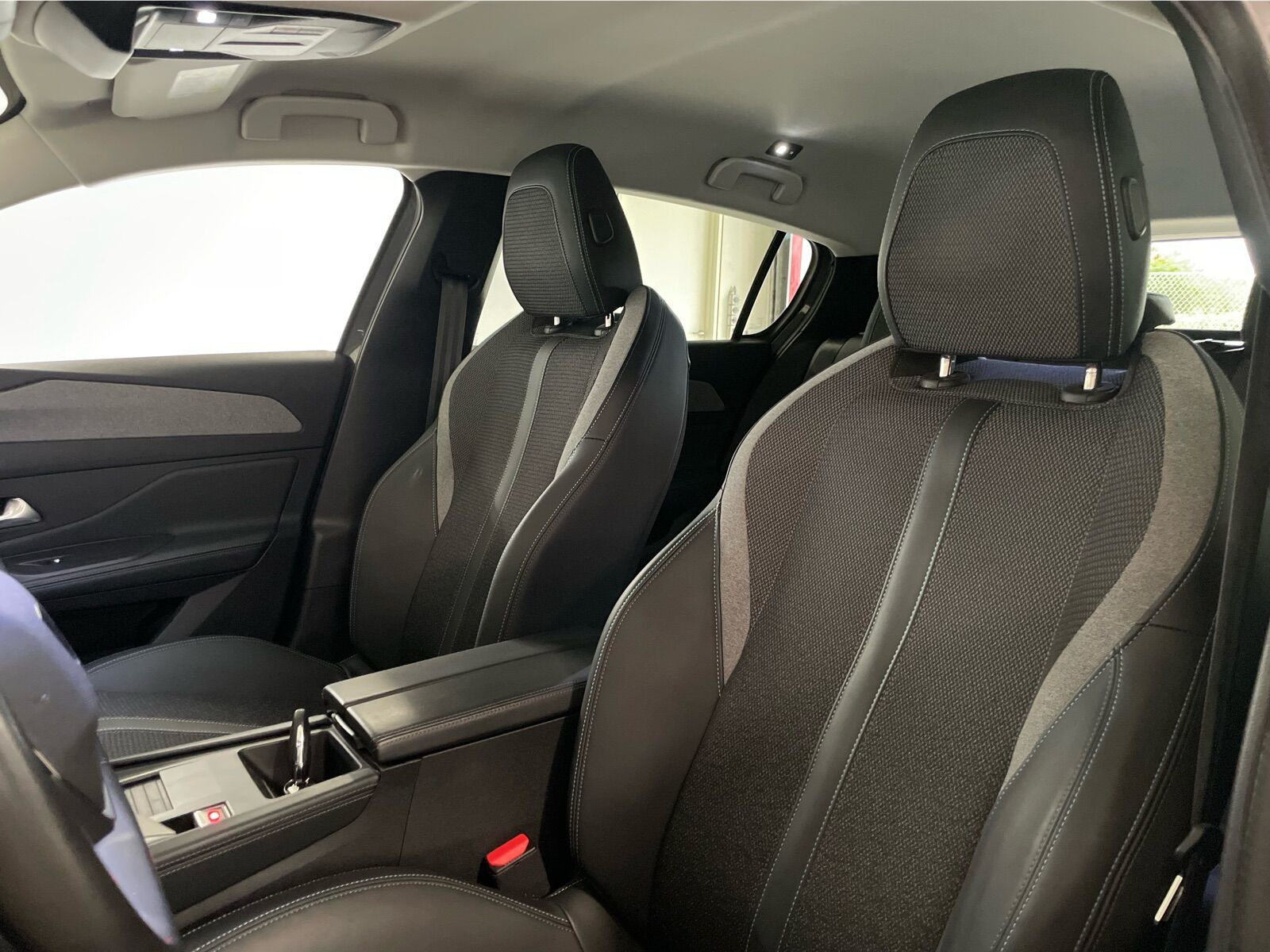 Grå Peugeot 308 fra 2024
