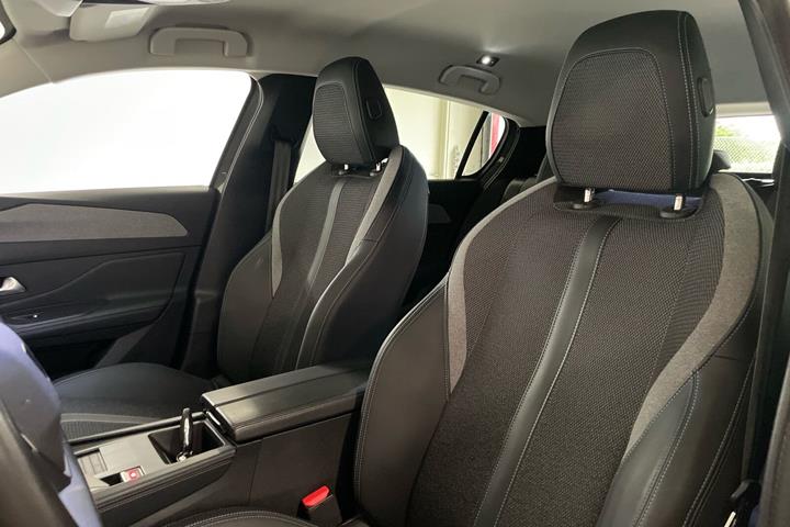 Grå Peugeot 308 fra 2024