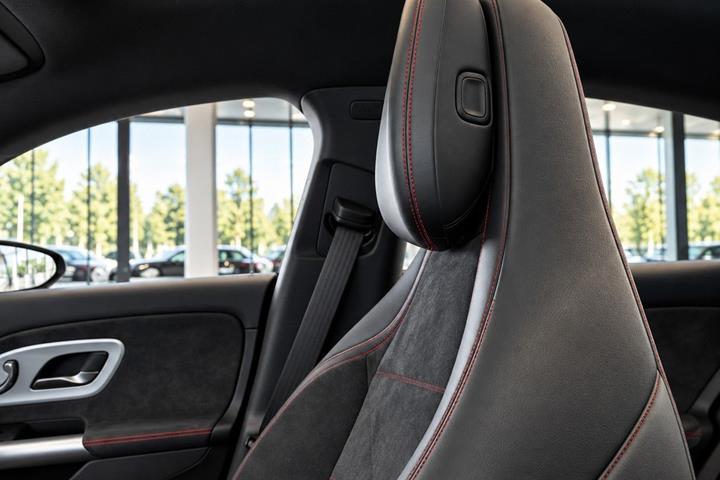 Blå Mercedes CLA350 fra 2026