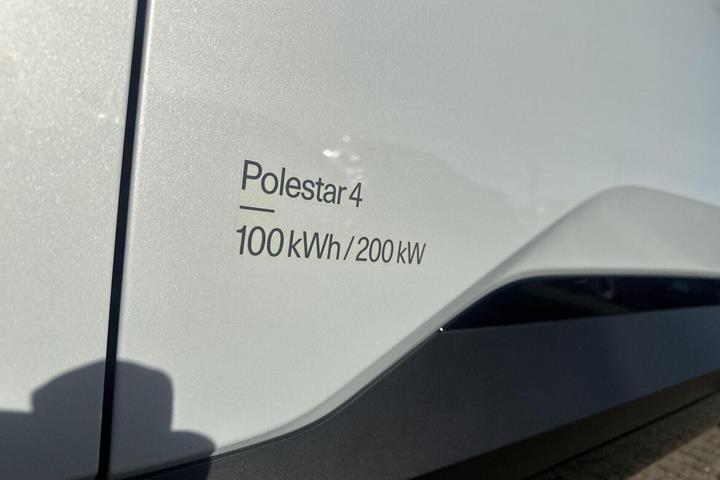 Sølv Polestar 4 fra 2025