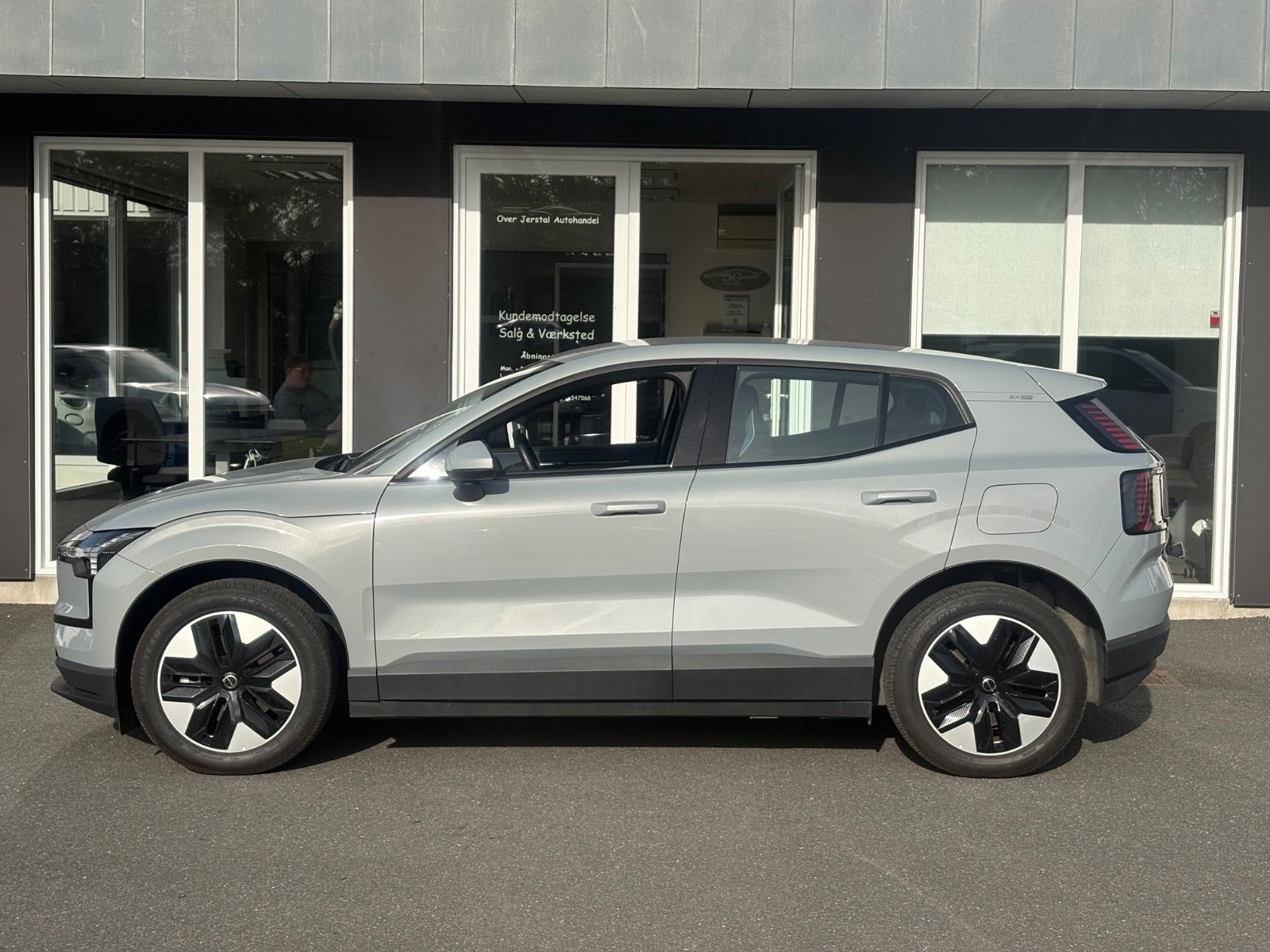 Grå Volvo EX30 fra 2024