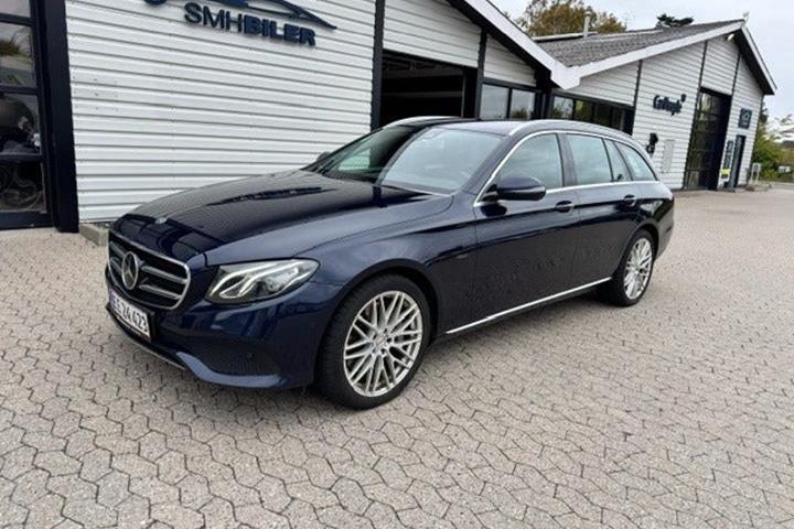 Blå Mercedes E300 de fra 2019