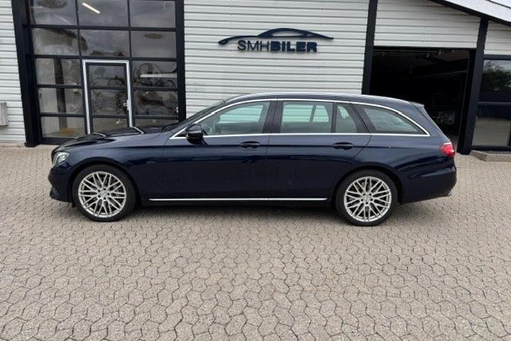 Blå Mercedes E300 de fra 2019